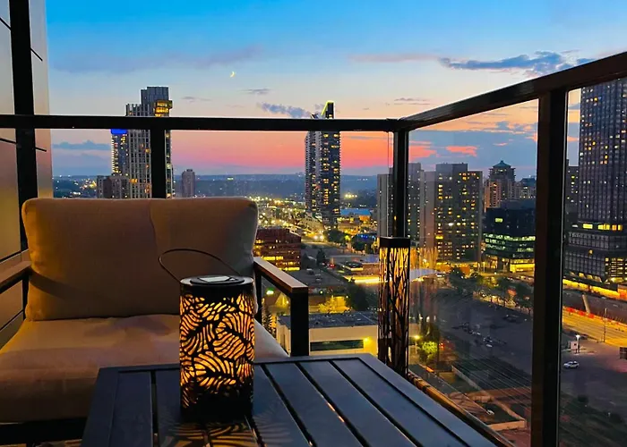 Luxury Downtown Sunset Getaway - Your Home Away From Home - Fully Stocked Kitchen, Gym, Balcony, Free Parking