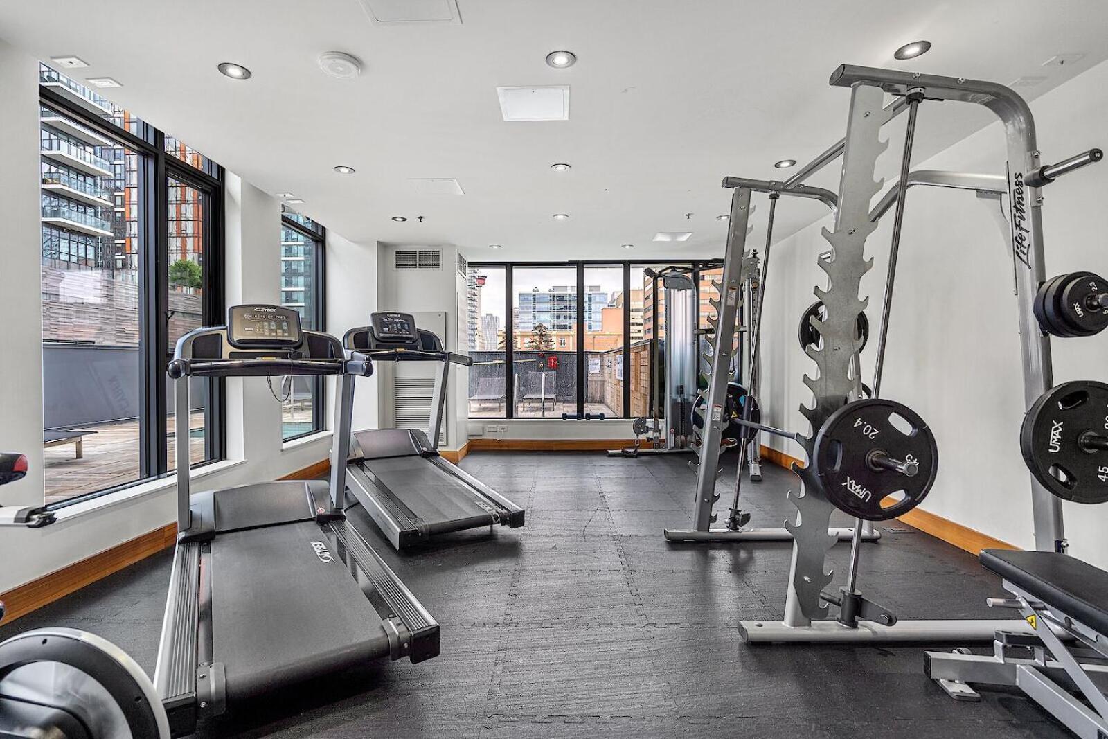 Apartment Luxury Downtown Sunset Getaway: Urban Oasis With Kitchen & Gym Calgary