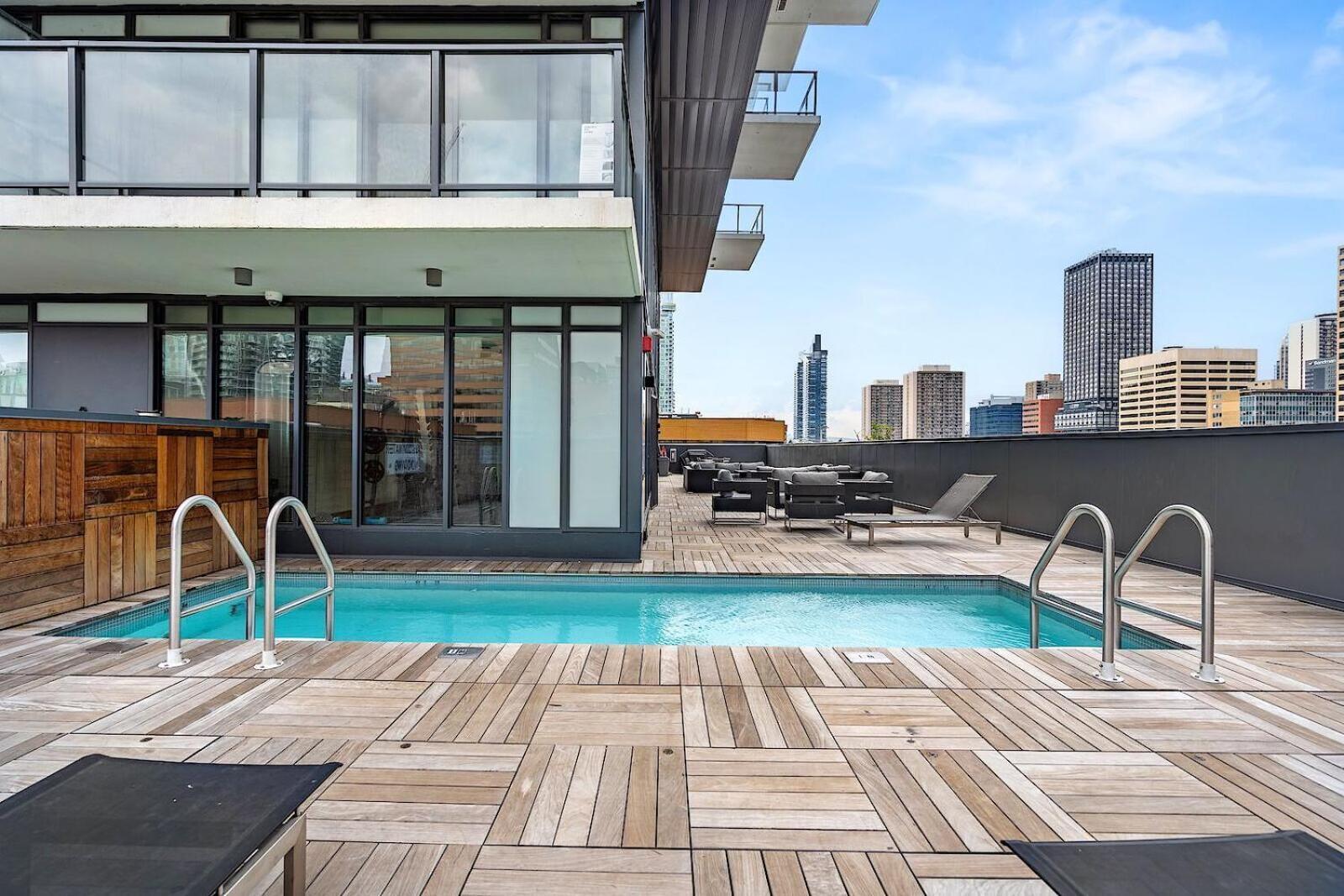 Luxury Downtown Sunset Getaway: Urban Oasis With Kitchen & Gym Apartment Calgary