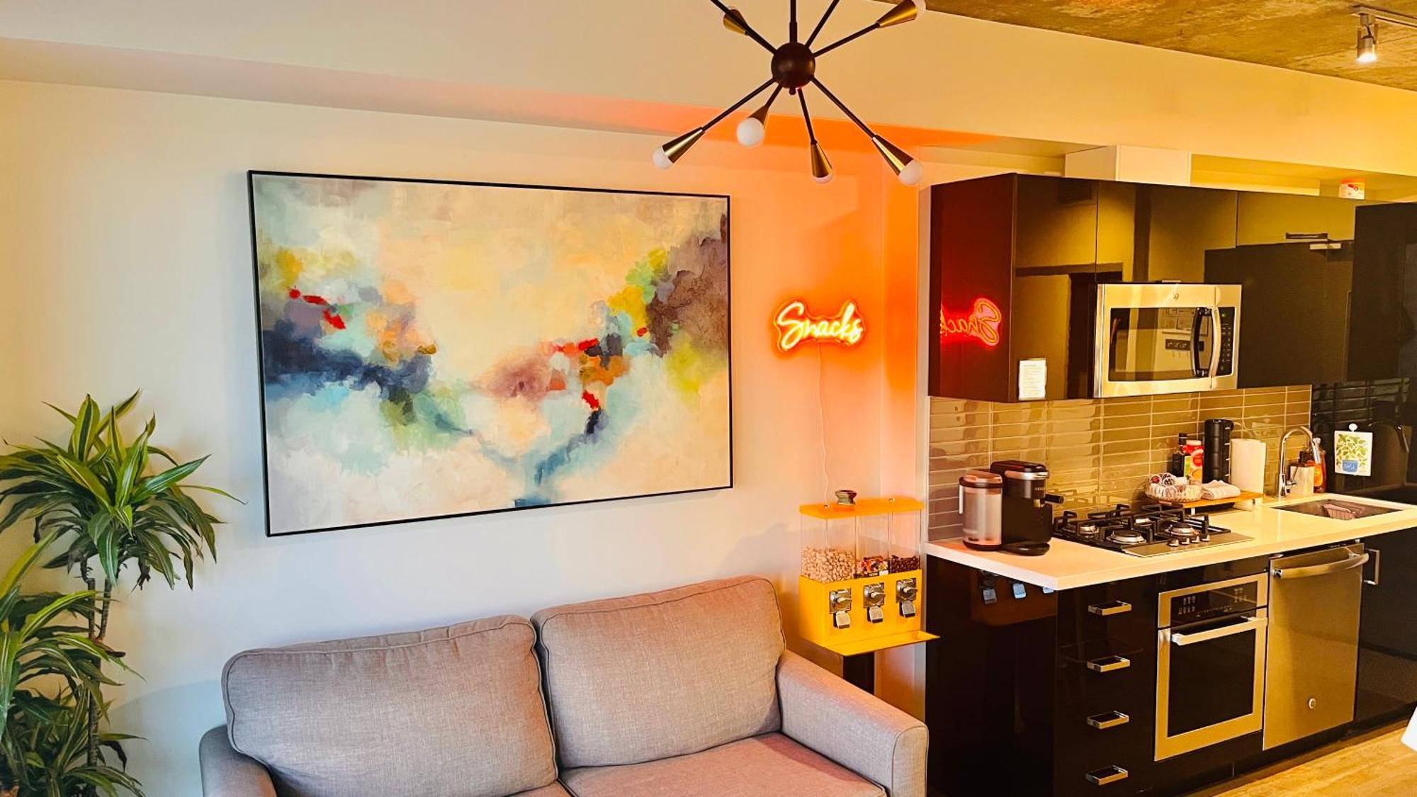 Apartment Luxury Downtown Sunset Getaway: Urban Oasis With Kitchen & Gym *